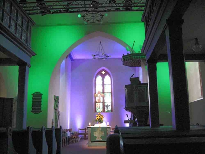 image 02b-nacht-der-kirche-beleuchteter-chorraum__02-09-2017-jpg