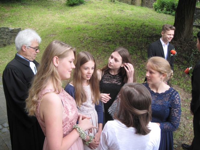 image 10-konfirmation-konfirmanden-vor-dem-einzug__20-05-2018-jpg