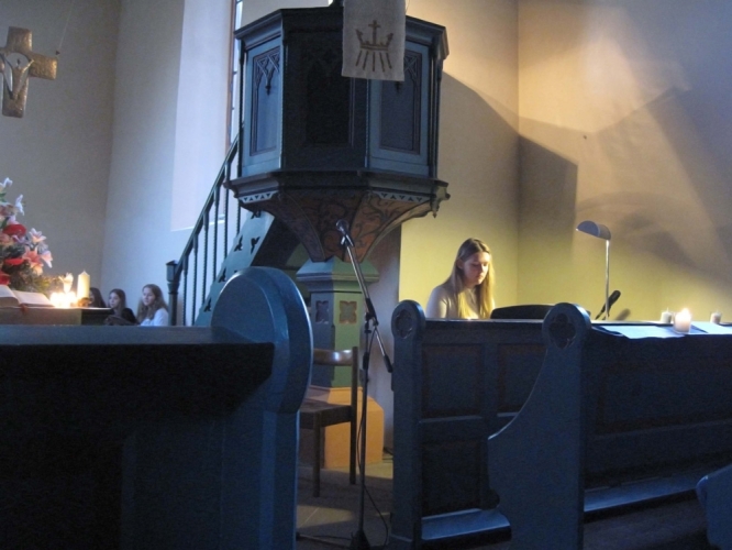 image 28-osterfeier-gottesdienst-klavierspielerin__01-04-2018-jpg