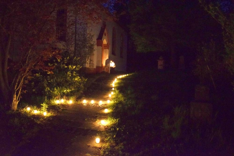 image 02-osterfeier-weg-zur-kirche-mit-kerzen__21-04-2019-jpg