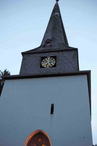 image 01a-kirche-nieder-beerbach-daemmerung-uhr__30-09-2016-jpg